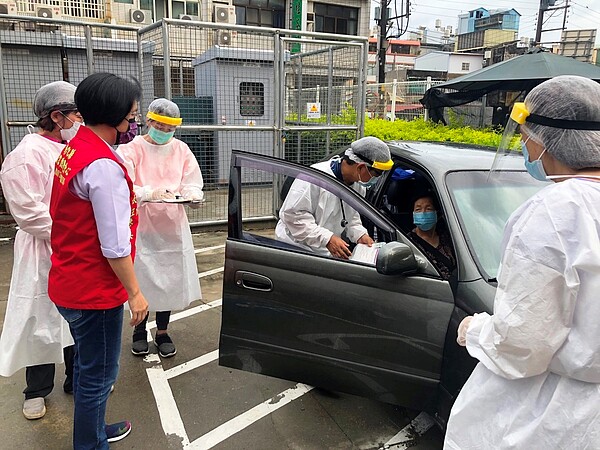 彰化長者疫苗接種第二天,由於現場天候不佳,趕緊實施「得來速」服務,民眾免下車就能接種疫苗。圖/彰化縣衛生局提供