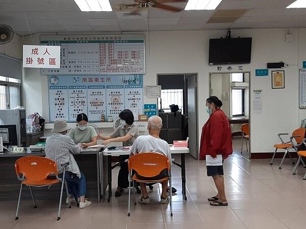 台南市自15日開始針對85歲以上長者進行COVID-19疫苗接種。圖/台南市政府提供