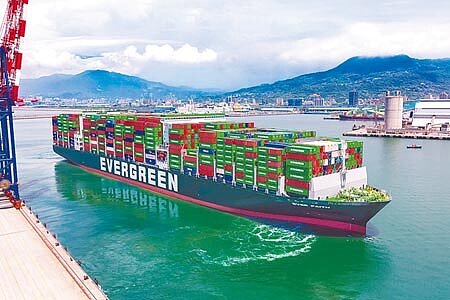 貨櫃航運產業持續暢旺,法人估長榮2021年將賺超過一個股本。(圖∕長榮海運)