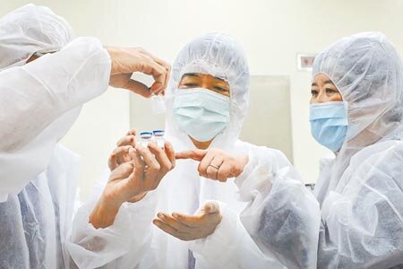 打造生技護國神山,副總統賴清德(中)今年2月初密集參訪聯亞、國光及高端3家生技公司,了解國內疫苗生產狀況。(本報資料照片)