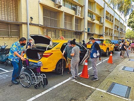 
桃園市交通局推出疫苗接種愛心計程車計畫，免費接送銀髮長輩打疫苗，每趟補助運將250元，運將讚是「及時雨」，能紓困又能服務長者。（蔡依珍攝）
