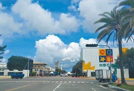 雲林縣麥寮鄉六輕工業區外包商與外籍移工也要快篩,預計6天篩檢1萬人。(張朝欣攝)