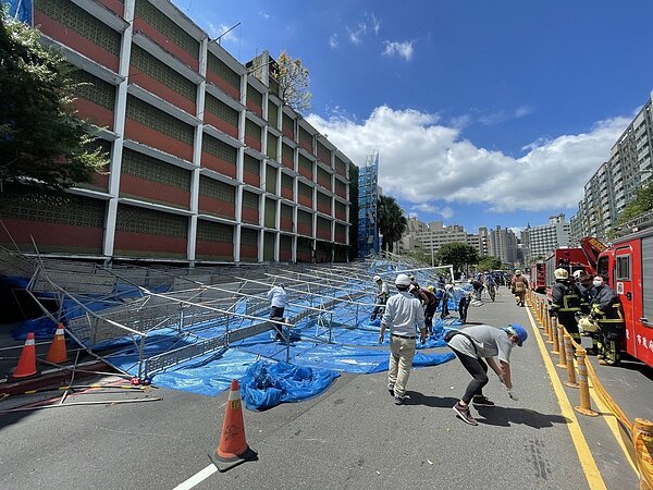 亞東醫院捷運站旁工地16日發生鷹架倒塌事件,大片鷹架占據一車道,幸無人傷亡。圖/新北消防局提供