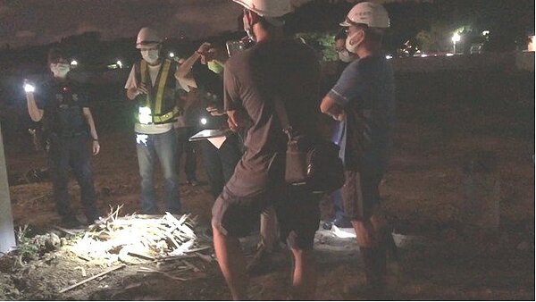 國立南大附中工地傳出遭偷埋廢棄物,台南市政府環保局獲檢舉派員查察屬實,將涉案3名工人依廢清法送辦。圖/環保局提供