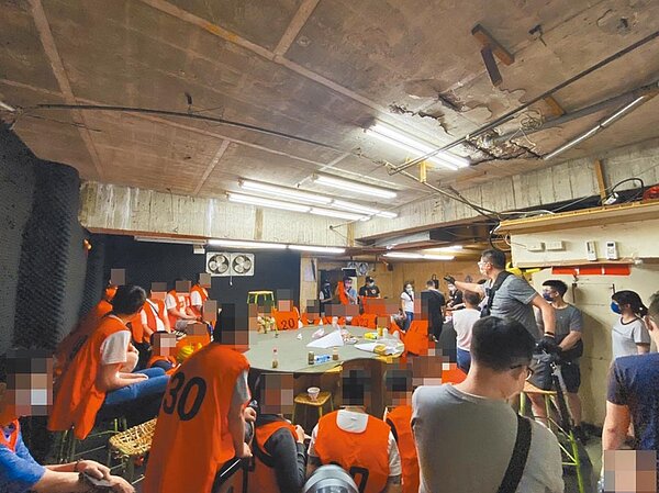 全國三級警戒管制,桃園市警察局中壢分局16日凌晨查獲一間大型職業賭場,共60多人違反室內群聚規定,依《傳染病防治法》可罰款近500萬元。圖/警方提供