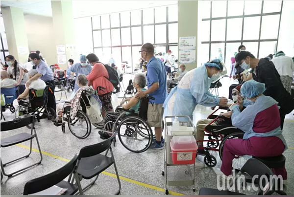 北市副市長蔡炳坤表示,機動接種隊已從16日下午啟動,如果有特別的案例,請里長協助通報,市府盡力配合。圖/聯合報系資料照