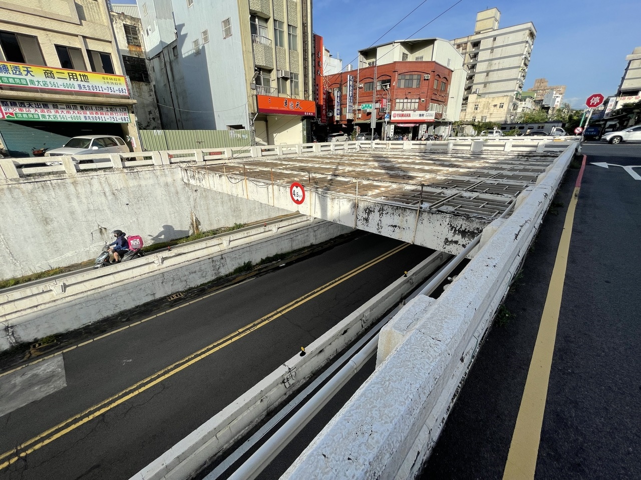 新竹市西大路地下道是竹科上下班要道，因年久失修，市府將修建並補強結構。記者張裕珍／攝影