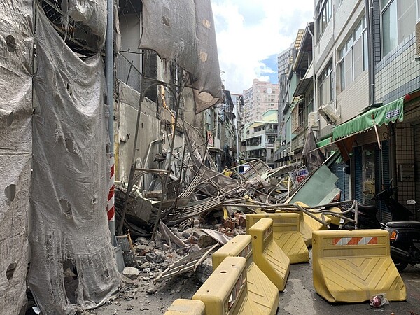 高雄新興區同愛街上某棟大樓今天下午2點多時，因拆除作業施工不慎，外牆倒塌壓毀對面住戶外牆，幸好沒人員受傷。記者邱奕能／翻攝