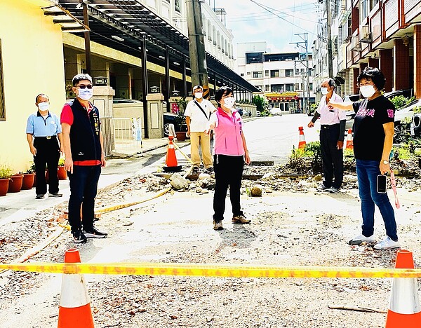 立委楊瓊瓔偕同中市議員羅永珍、神岡區長劉汶軒及社口里長林三永17日上午訪察神岡區民權一街周邊巷道打通至社口街及文昌街道路工程。圖/楊瓊瓔服務處提供