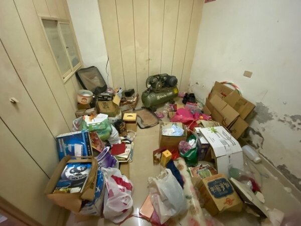惡房客留下一屋子垃圾落跑。圖／截自Dcard