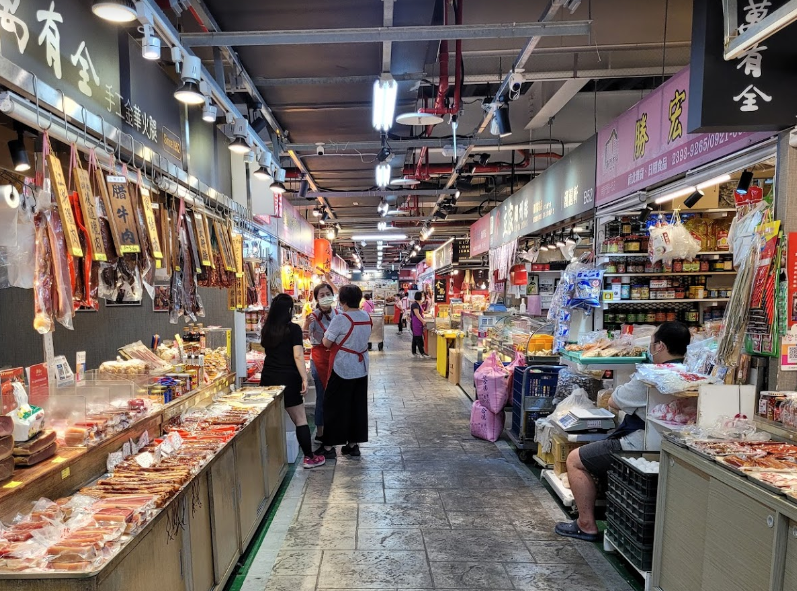 桃園南門市場管委會長蔡宏宗表示,自疫情爆發,原本300多間攤商,如今剩100多家經營,生意只有2、3成。圖/翻攝自Google Map