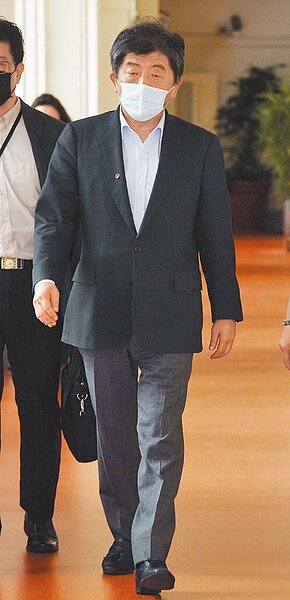 
針對美國FDA不認可「免疫橋接」，政府卻給高端疫苗緊急授權EUA，引來立委撻伐，對此，衛福部長陳時中昨表示，疫苗橋接跟緊急授權EUA是兩件事。（劉宗龍攝）
