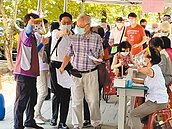 鄭文燦加場打疫苗　里長怨吃不消