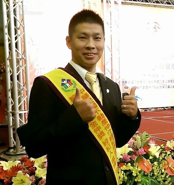 永慶房屋溫勝安在入行前就自修考取「不動產經紀人」證照,更培育出兩名優秀的店長。圖/永慶房屋提供