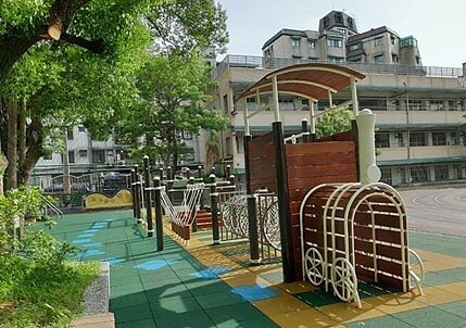 學校爭取經費補助改善老舊遊戲場,圖為新設置具有肢體協調功能的武功火車號。 圖/武功國小提供