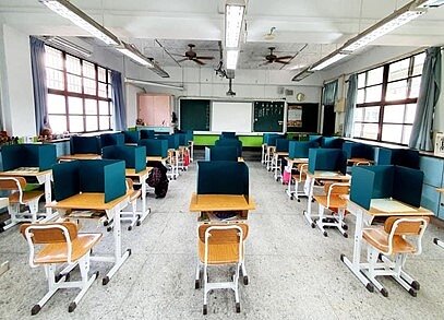 申請節能經費更換燈具,並全面更新木紋課桌椅。 圖/武功國小提供