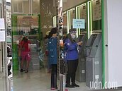 ATM可領1萬元孩童家庭防疫補貼　一早郵局提款卡出包