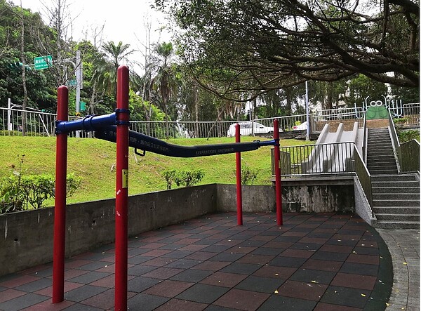 萬方六號公園內有滑軌設備。圖/吳佳燕攝
