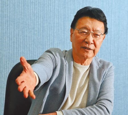 鴻海創辦人郭台銘採購BNT疫苗案遭行政卡關,昨天發出8點聲明,提及民進黨派系有不同意見,要求面見蔡總統明確給個答案。中廣董事長趙少康表示,郭是快人快語,就是要蔡政府別再裝了。(本報資料照片)