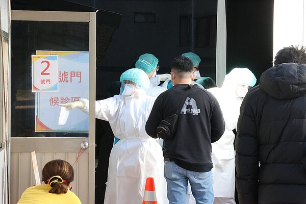 近日本土確診數字逐步減少，但每天死亡案例仍維持兩位數。圖／聯合報系資料照片