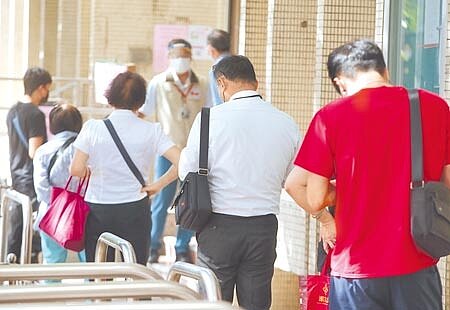 申請勞工紓困貸款的民眾爆量,勞動部昨天宣布暫緩受理新申請案。(本報資料照片)