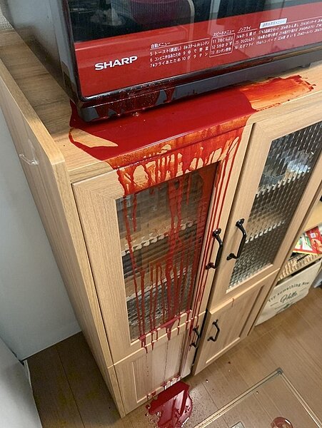 日本一位網友因為操作不慎,導致加熱可可時容器裂開,可可液體灑落的樣子猶如血濺命案現場。圖/擷取自twitter