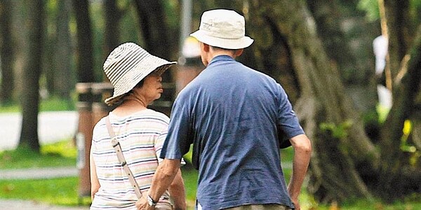 國人愈來愈有「提早退休」的傾向,全體國銀幾乎已全面下降至60歲。圖/中時電子報資料照片