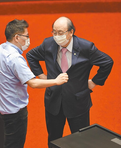 民進黨立法院黨團總召柯建銘(右)18日爆料,郭台銘欲購買的BNT疫苗價格是「42美元」,價格還在談。(台北市攝影記者聯誼會提供)