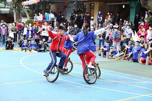 學生以獨輪車進行表演。圖/朱雅菁教務主任提供