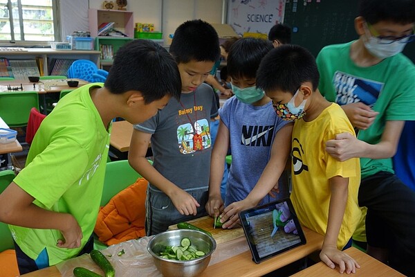 校訂「田園樂活特色」課程教導學生如何醃製小黃瓜。圖/朱雅菁教務主任提供