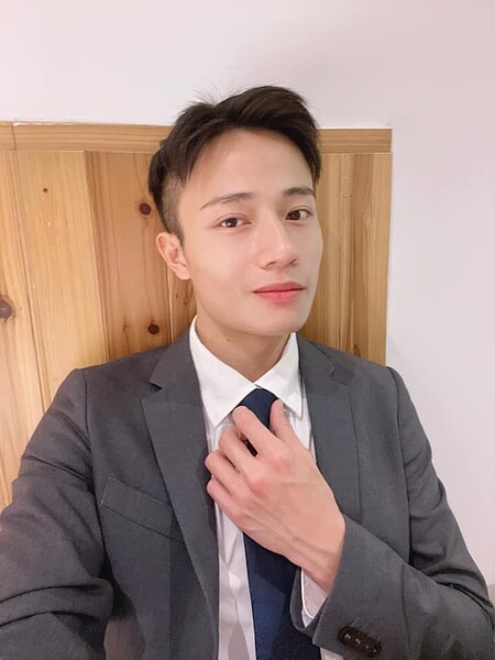 北漂男求租套房附上自拍照,引來8000多人喊讚。圖/截自《台北租屋新北租屋》