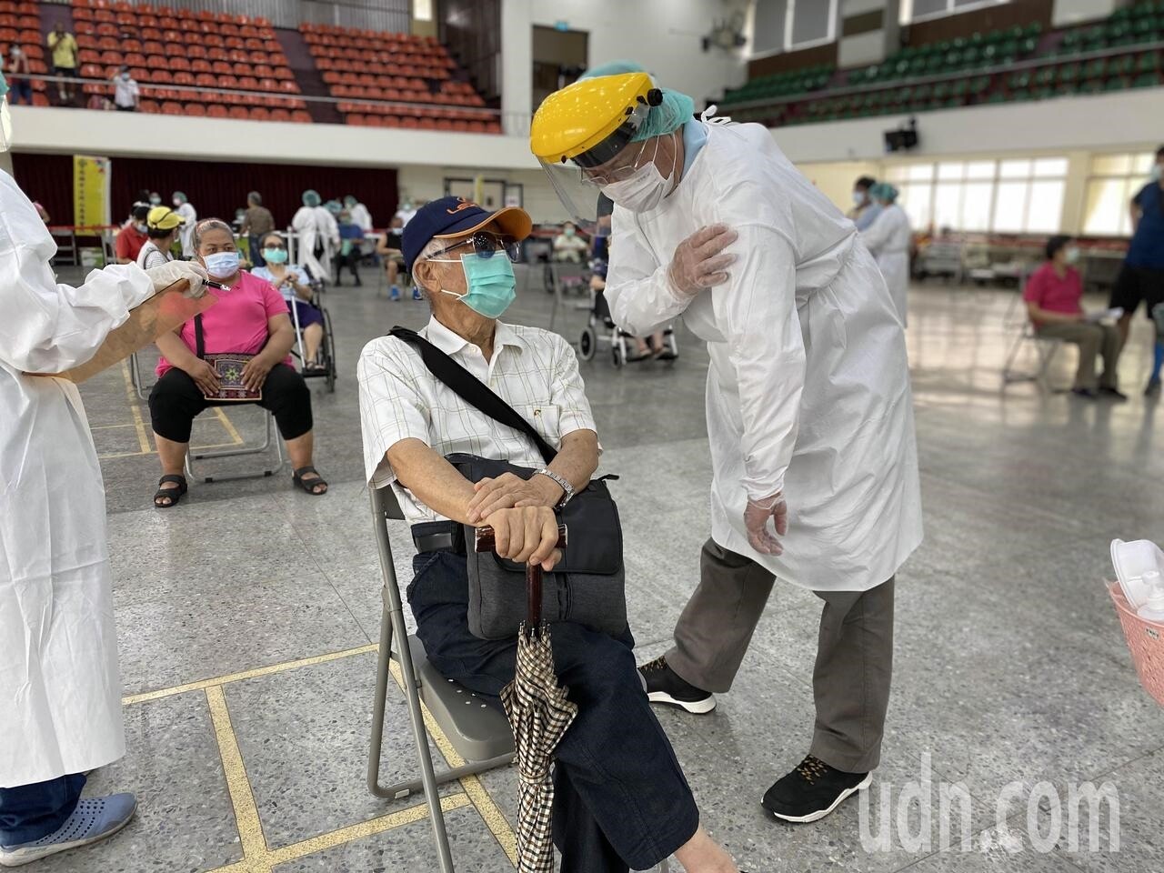 岡山農工今天上、下午場次,預定接種600名長輩。記者陳弘逸/攝影