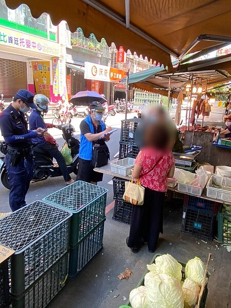 新北市土城區延吉市場因無落實實聯制、且無出入口管制、人流管控,新北市政府昨下令今起休市3天,土城警方今配合市府人員聯合稽查,發現仍有零星店家及攤商違規營業,共開立稽查單16張。記者王長鼎/翻攝