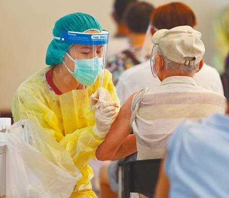 蔡政府執意推動國產疫苗,但高端疫苗未做臨床試驗三期。圖/中時資料照