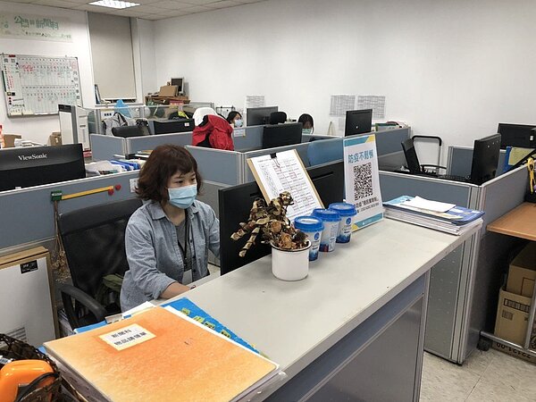 沈芳伊原本是健身房教練,因受疫情影響,健身房停業,她透過安心即時上工計畫進到新竹市政府行政處工作。圖/新竹市政府提供