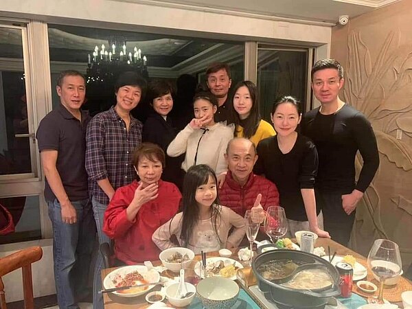 小S和夫家人相處融洽。圖/摘自臉書