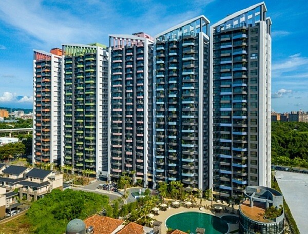 網友在高雄橋頭區看到外型像「筆芯盒」的建案。圖/截自維崗建設官網