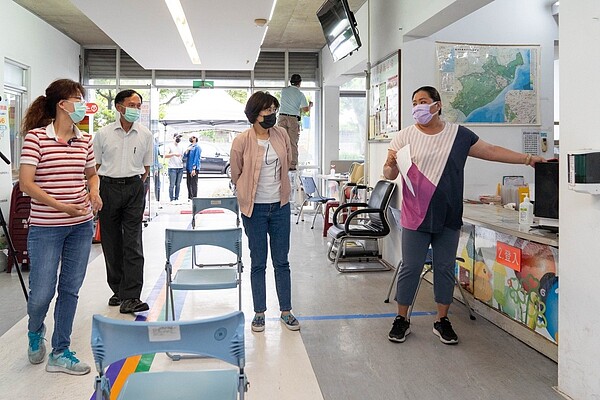 台東縣長饒慶鈴(右二)、衛生局長黃明恩(左二)勘查台東市衛生所準備情況。圖/縣府提供