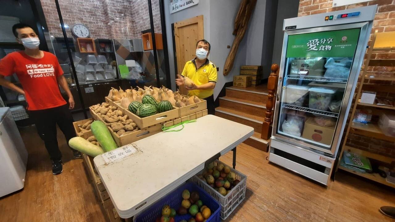 高雄市慈善總會阿福食物銀行持續收物資提供弱勢家庭，阿福食物銀行召集人江慶隆（右）表示，提供以蔬果居多。記者陳玫伶／攝影