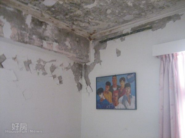 1.合家歡住宅天花板整個脫落難看。