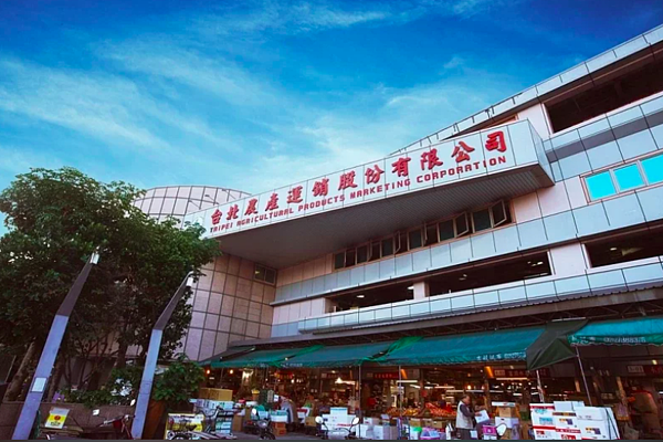 台北農產運銷公司截至19日已有19人確診,不過非屬北農員工,而是屬於派遣公司、負責協助北農包裝蔬果的派遣工,再爆有7人確診。圖/引用自北農官網