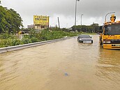 高雄雨災　孕婦受困車內警救援