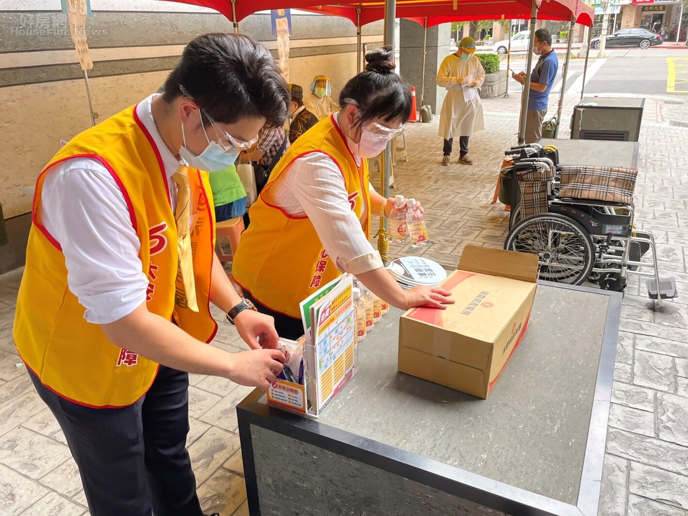 天氣炎熱,永慶房屋仁愛圓環店現場提供礦泉水、面紙、濕紙巾,讓有需求的民眾可以使用。圖/永慶房屋提供