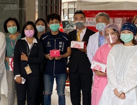 永慶房屋仁愛圓環店準備50個西式餐盒,為醫護人員加油打氣,受到中心診所醫院熱烈接待。圖/永慶房屋提供