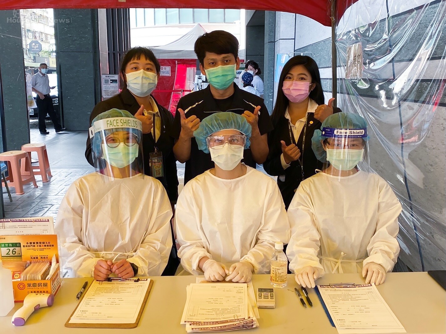 光武里里長韓修和第一時間接獲醫院需要帳篷,馬上致電永慶房屋仁愛圓環店協助,讓醫護人員和長輩免於高溫日曬之苦。圖/永慶房屋提供
