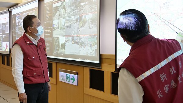 新北市長侯友宜21日上午再度視察交控中心。圖／新北市交通局提供