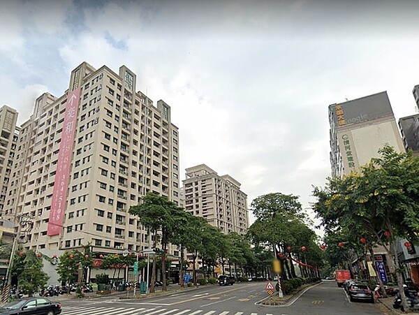 楠梓除了高雄大學特區,在德民路、藍昌路一帶有不少新古屋,沒有車位的2房產品,400多萬能入手。也傳出投資客確實較少,議價空間變大。圖/google map