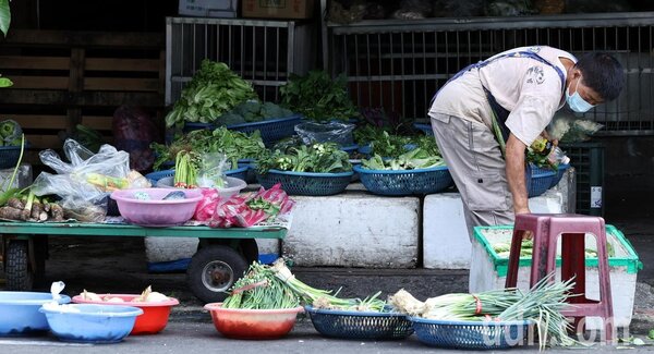 台北農產公司爆發群聚感染，圖為北農第一果菜市場外圍營業的攤商。記者侯永全／攝影