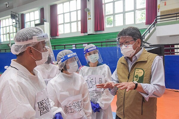 屏東縣長潘孟安（右）昨到各地施打站了解疫苗施打情況。圖／屏東縣府提供