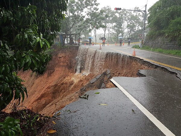 彰化縣139線大彰路4段右轉三芬路發生崩塌，一半道路都已經塌陷，已緊急通知廠商前往搶修。圖／縣府工務處提供